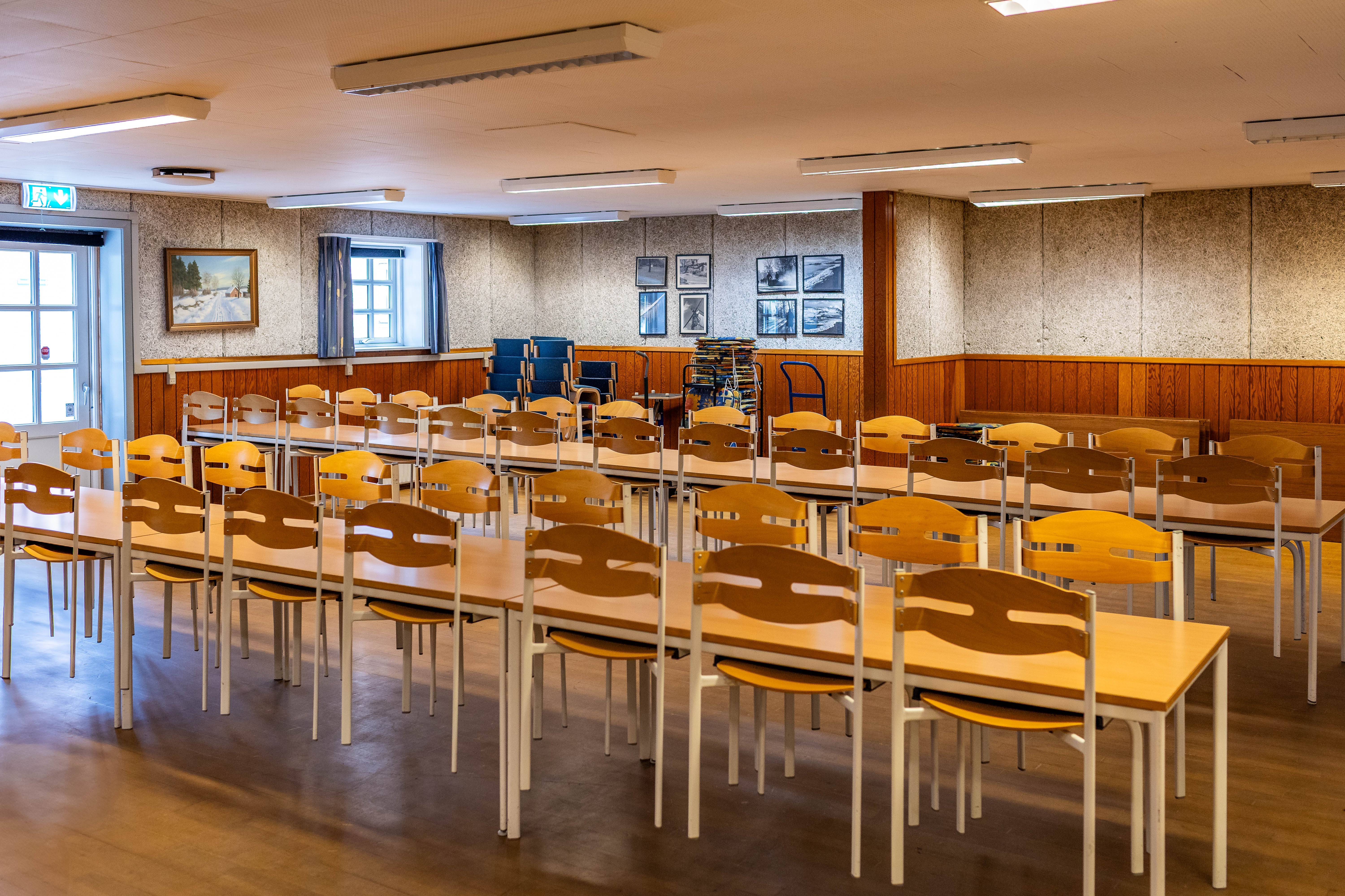 Husets lille sal med plads til 50 mennesker.
Kan forbindes til den store sal ved at skyde en foldevæg ud til siden